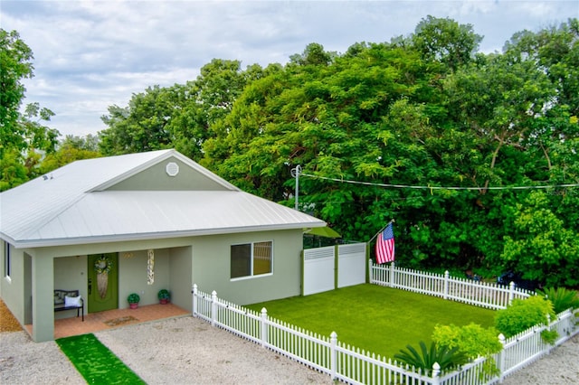 view of front of home featuring a patio and a front lawn