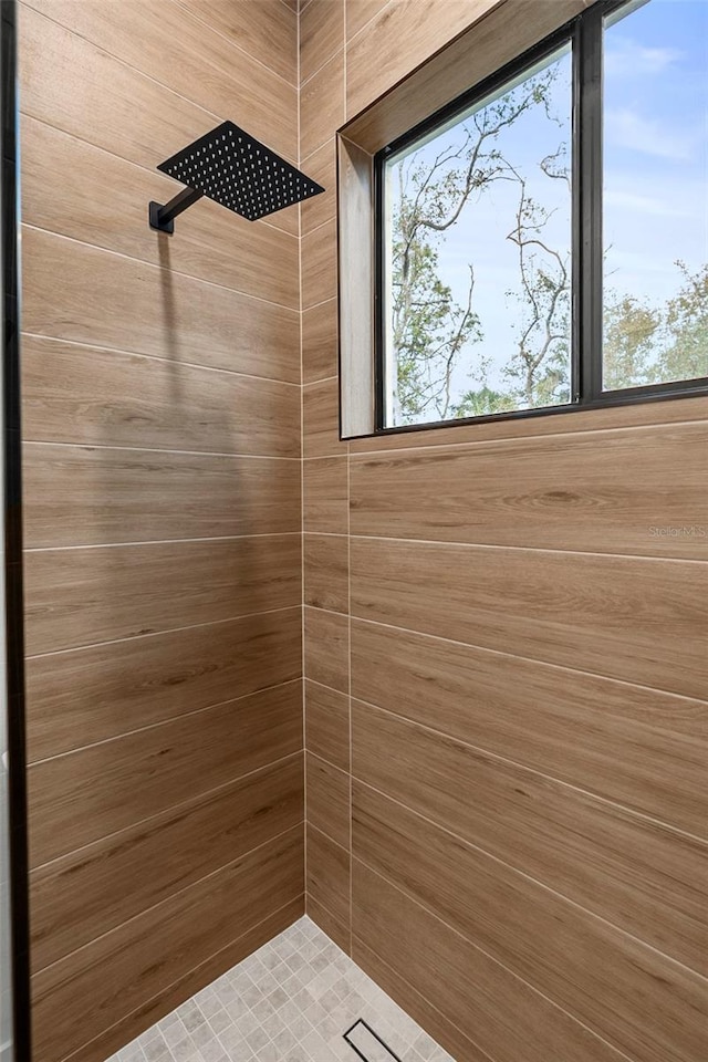 bathroom featuring a tile shower