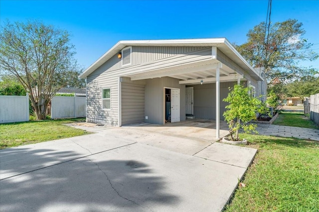 view of front of home featuring a front yard and a carport