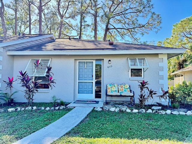 view of front of property featuring a front yard