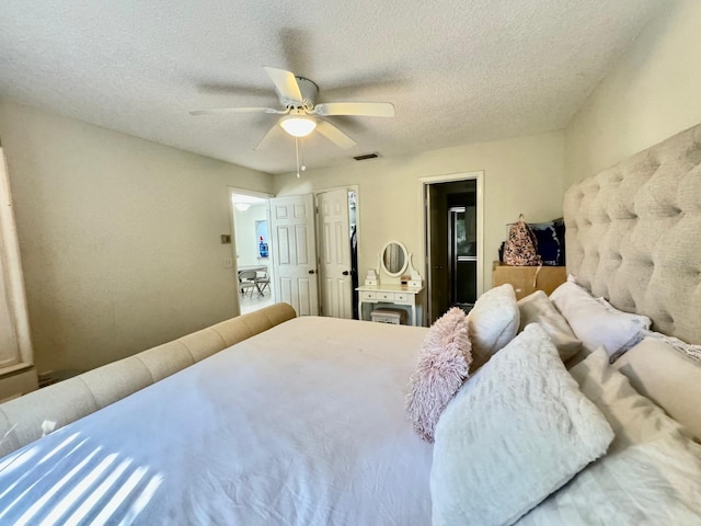 bedroom featuring ceiling fan and a textured ceiling