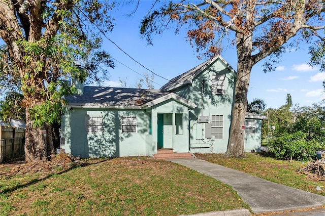 view of front of home with a front lawn