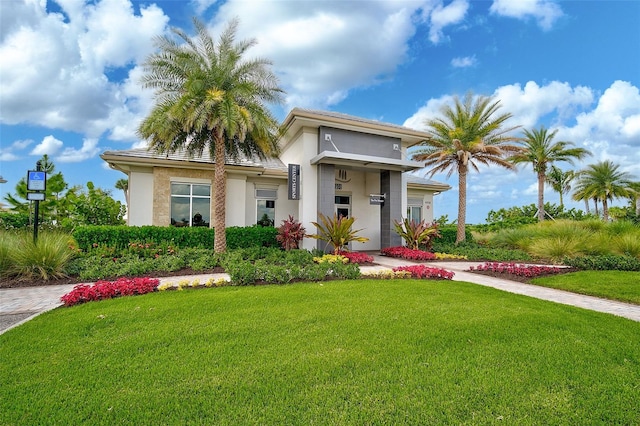 view of front of property featuring a front yard