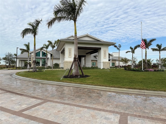 view of front of property featuring a front lawn