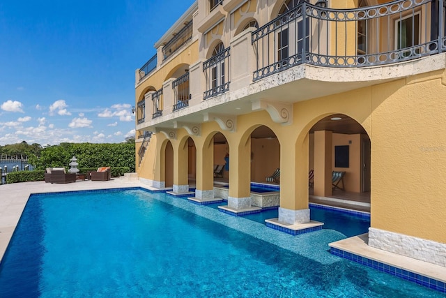 view of swimming pool featuring a patio