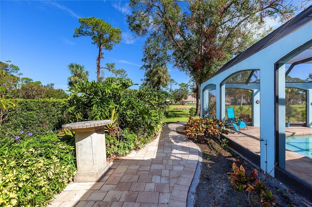 view of yard featuring a patio area