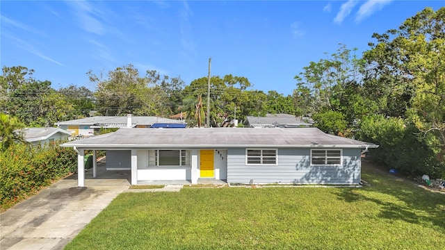 view of front of house with a carport and a front yard