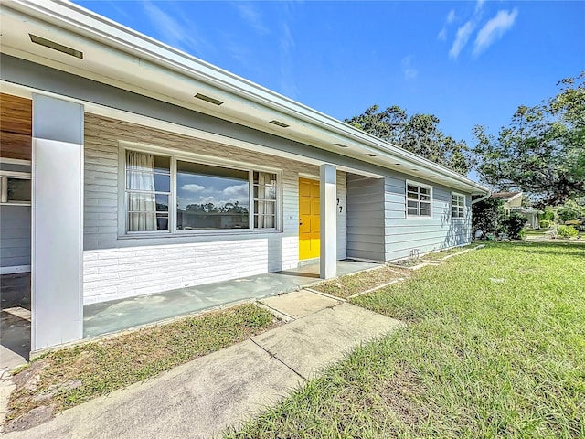 view of front of house featuring a front yard