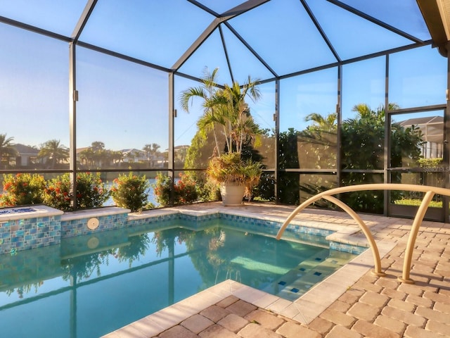 5058 Surfside Cir, Lakewood Ranch, FL 34211 - swimming pool featuring a jacuzzi, glass enclosure, and a patio