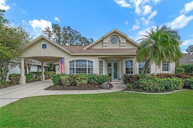 view of front of home featuring a carport and a front lawn