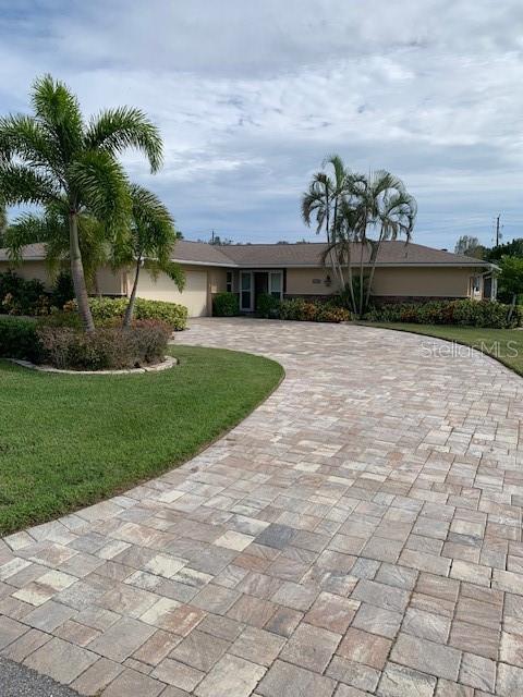 single story home with a front lawn