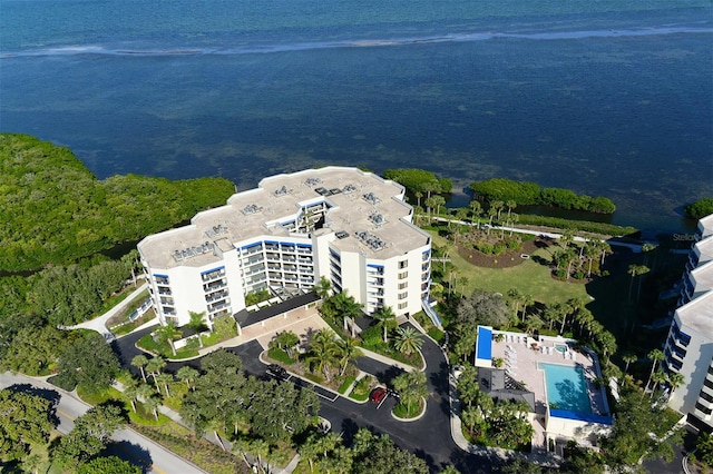 bird's eye view with a water view