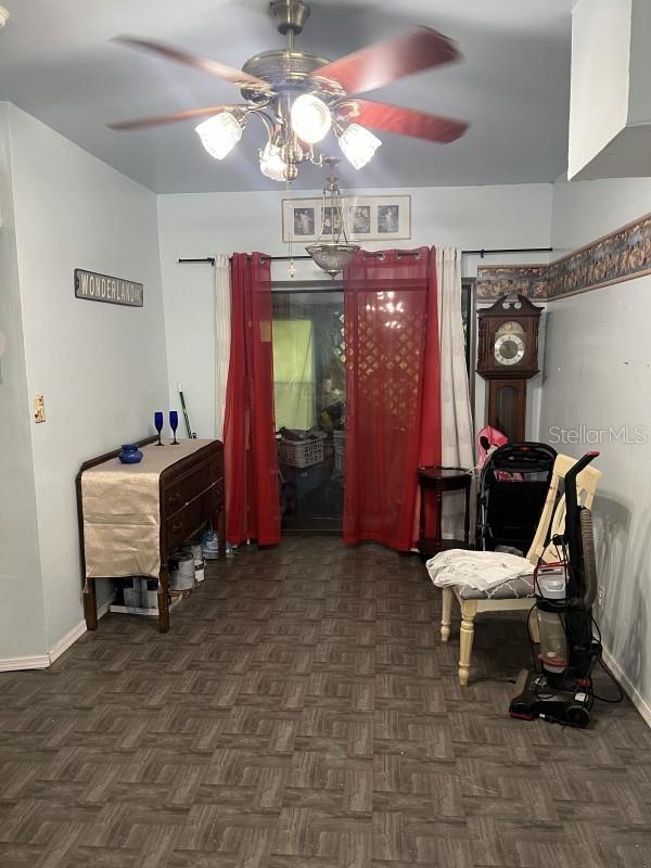 sitting room with ceiling fan