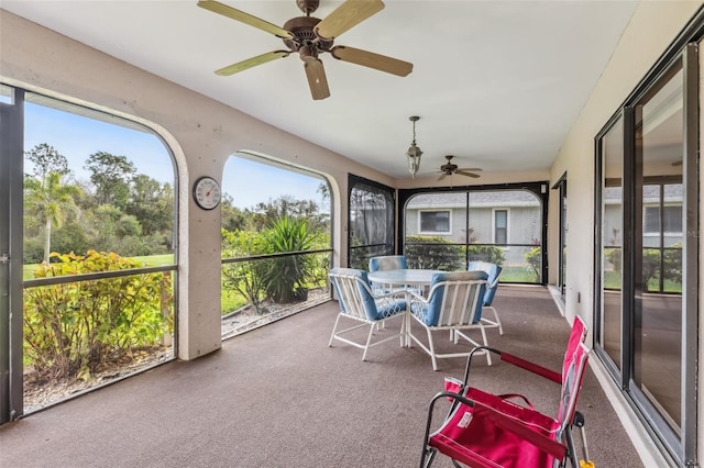 sunroom with ceiling fan