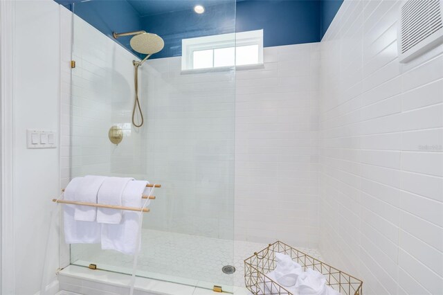 bathroom featuring tiled shower