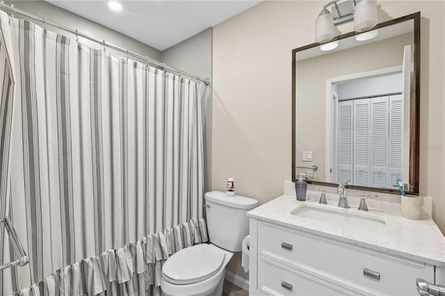 bathroom with a shower with curtain, vanity, and toilet