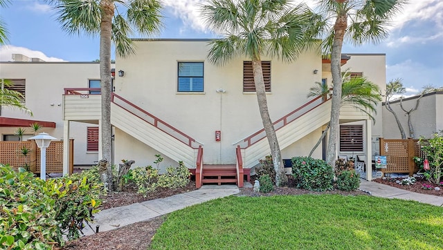 view of front of property featuring a front yard