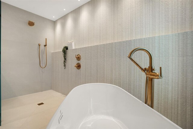 1899 Buccaneer Cir, Sarasota, FL 34231 - full bath with a soaking tub and tiled shower