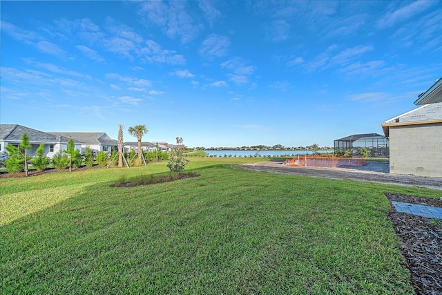 view of yard featuring a water view