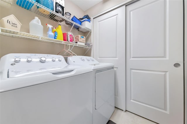 washroom featuring washing machine and clothes dryer