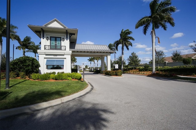 view of front of property featuring a front lawn