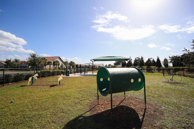 view of property's community featuring a lawn