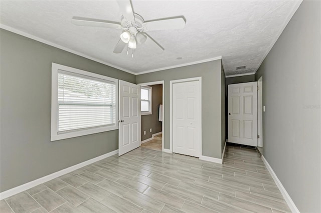 unfurnished bedroom featuring a textured ceiling, light hardwood / wood-style floors, and ceiling fan