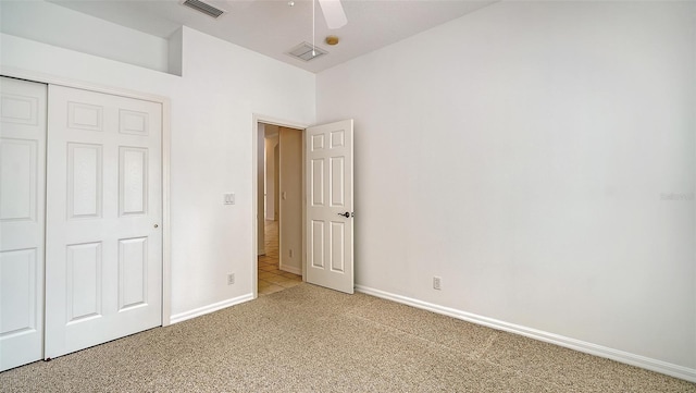 unfurnished bedroom with ceiling fan and a closet