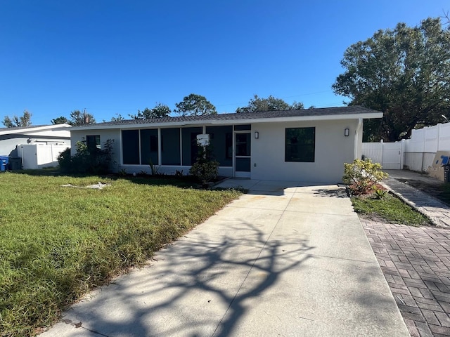 single story home with a front lawn