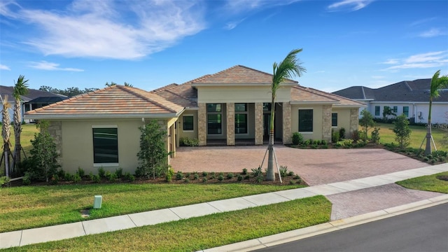 view of front of property featuring a front lawn