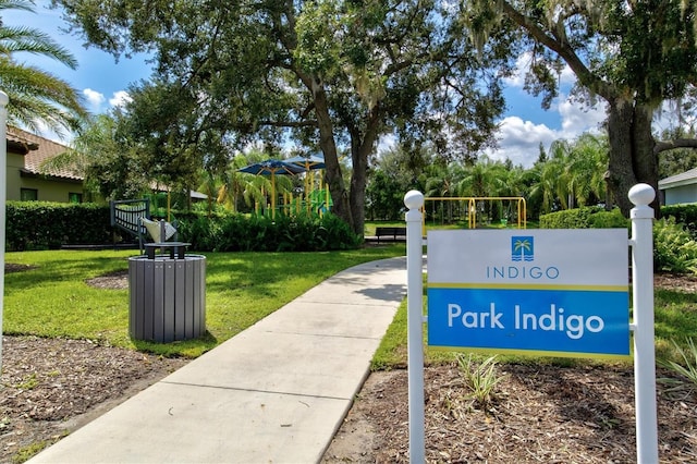 view of property's community featuring a lawn