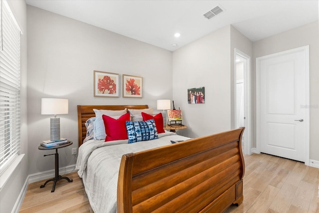 bedroom featuring light wood-type flooring, visible vents, baseboards, and recessed lighting