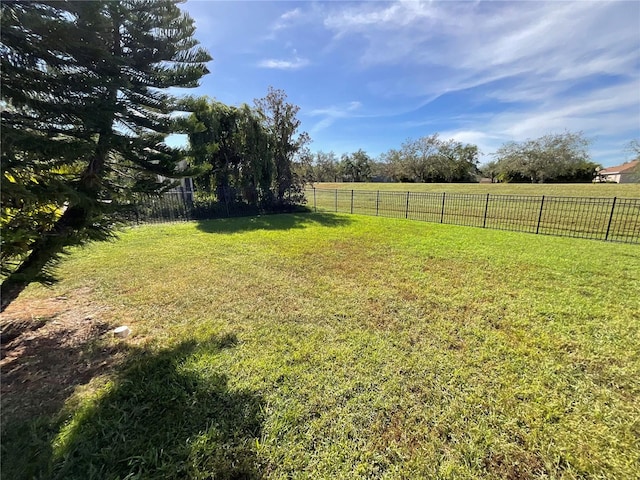 view of yard featuring a rural view