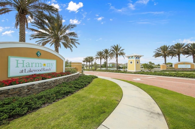 view of home's community featuring a yard