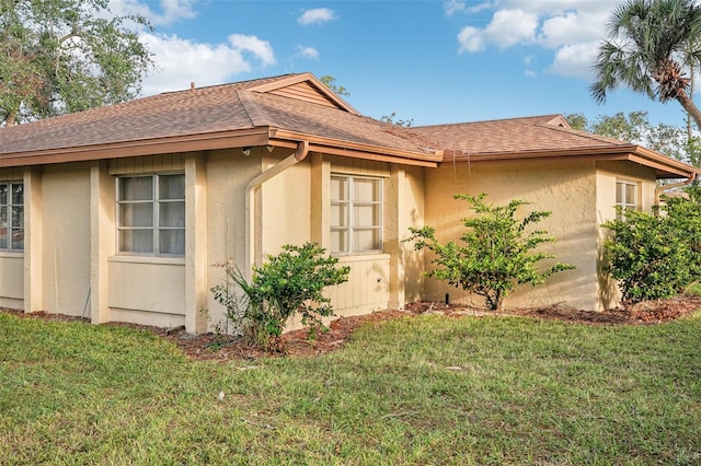 view of side of property featuring a lawn