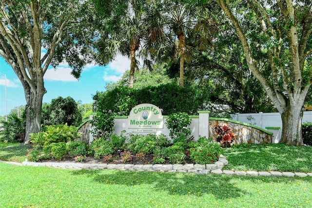 community sign with a lawn