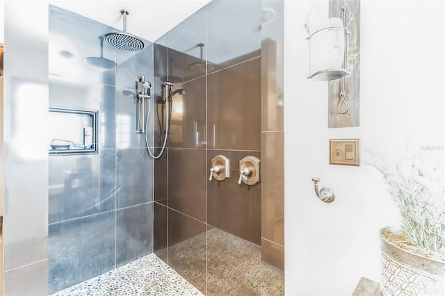 bathroom featuring tiled shower