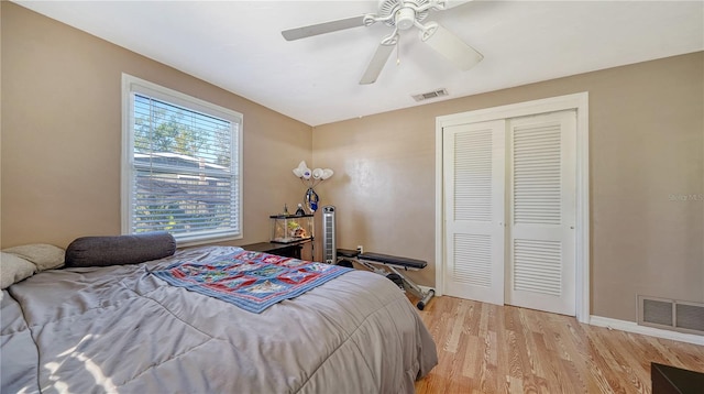 bedroom featuring a closet, light hardwood / wood-style flooring, and ceiling fan