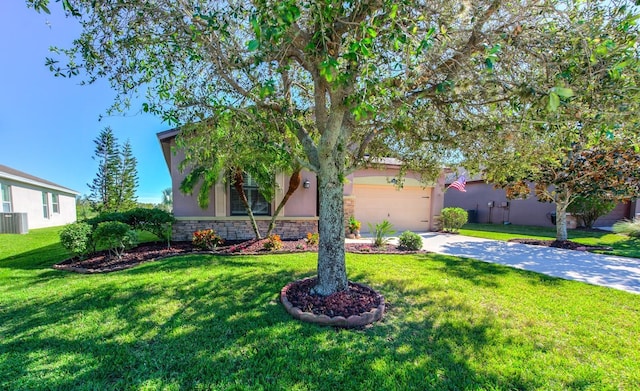 view of front of property featuring a front yard and a garage