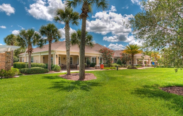 view of front of property with a front yard