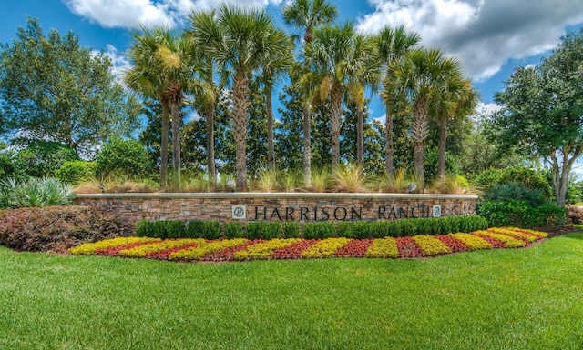 community / neighborhood sign featuring a yard