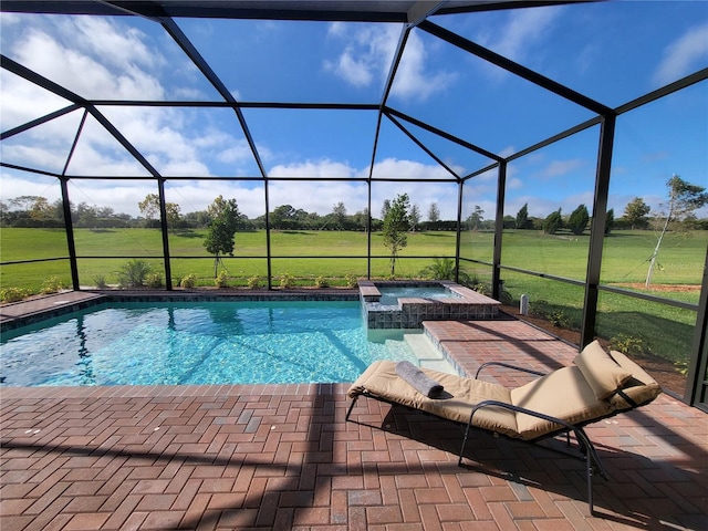 view of swimming pool featuring a lanai, an in ground hot tub, a yard, and a patio