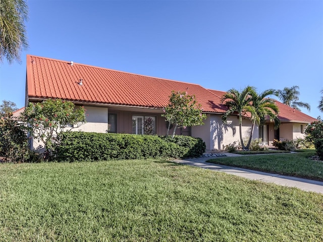 view of front facade with a front yard