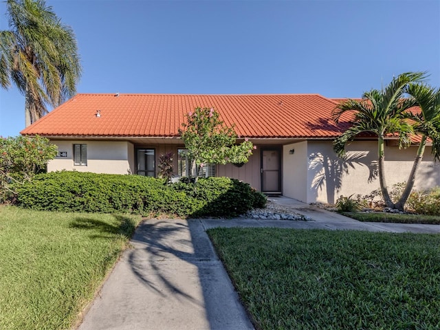 view of front of property featuring a garage and a front yard