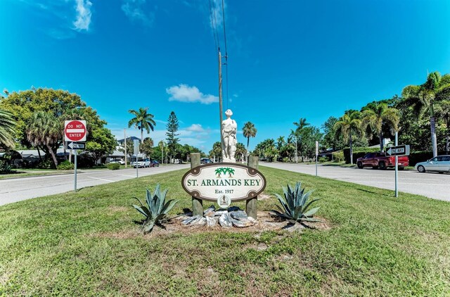 community / neighborhood sign featuring a lawn