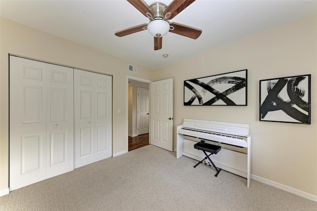 misc room featuring light carpet and ceiling fan