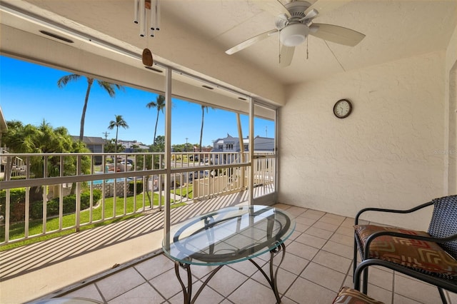 sunroom with ceiling fan