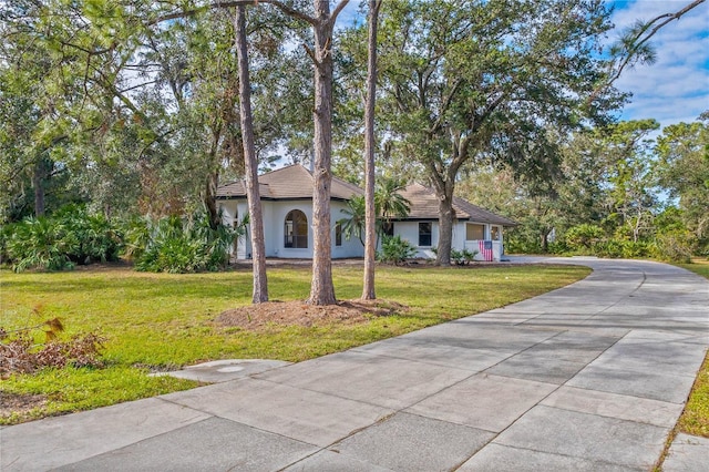 ranch-style home featuring a front lawn