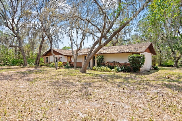 ranch-style home featuring a front lawn