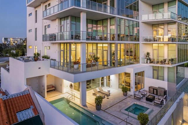 1335 2nd St Unit 301, Sarasota, FL 34236 - rear view of property featuring a community hot tub, stucco siding, outdoor lounge area, and a patio